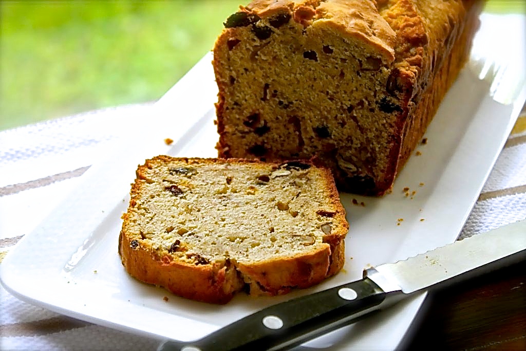 Torta de banano, uva pasa y nuez panaderia buke